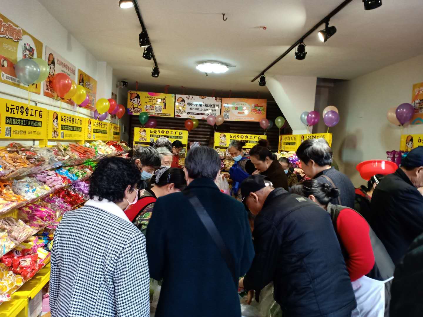 馋嘴郎荣县望景路6块9零食加盟店开业