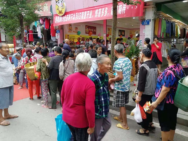 零食店加盟好还是自己开好?